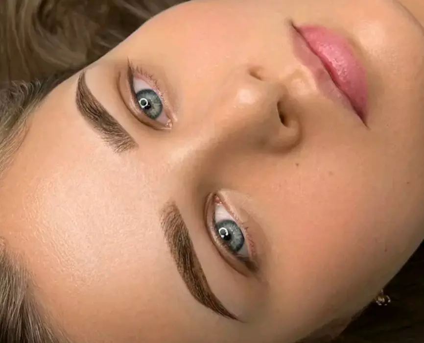 Mikropigmentierung – Powder Brows mit optionalem Touch-Up für 1 Person