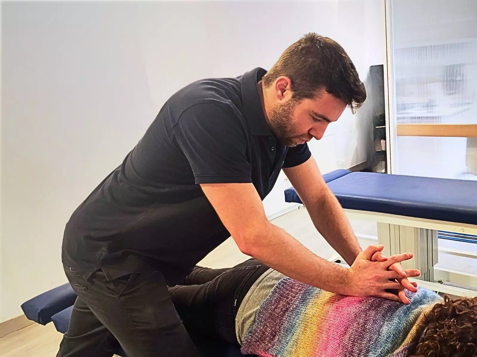 Tratamiento con examen postural, ajuste quiropráctico y chequeo para 1