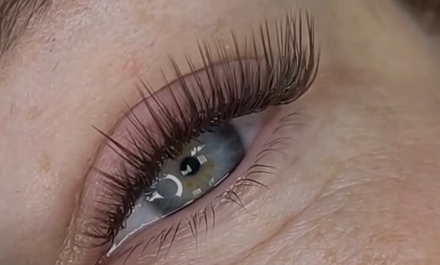 Image 3: Enhance Your Look with Eyelash Extensions Options