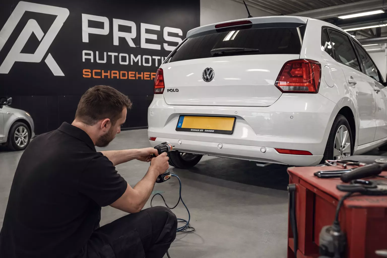 Professioneel ingebouwde parkeersensoren met nette afwerking naar keuze gespoten in kleur van auto (30% korting) - Primary Image