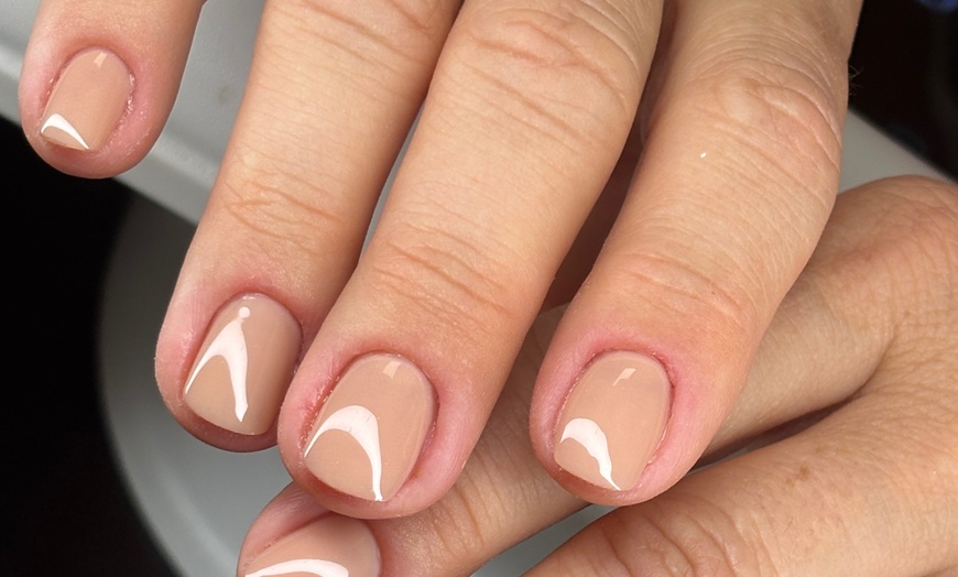 Image 7: Pose gel, vernis semi-permanent ou sur ongles naturels chez MStudio
