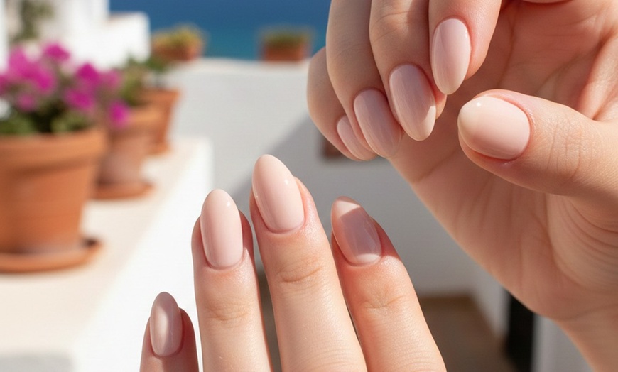 Image 5: Manicura completa para 1 con limado, cutículas y esmaltado tradicional