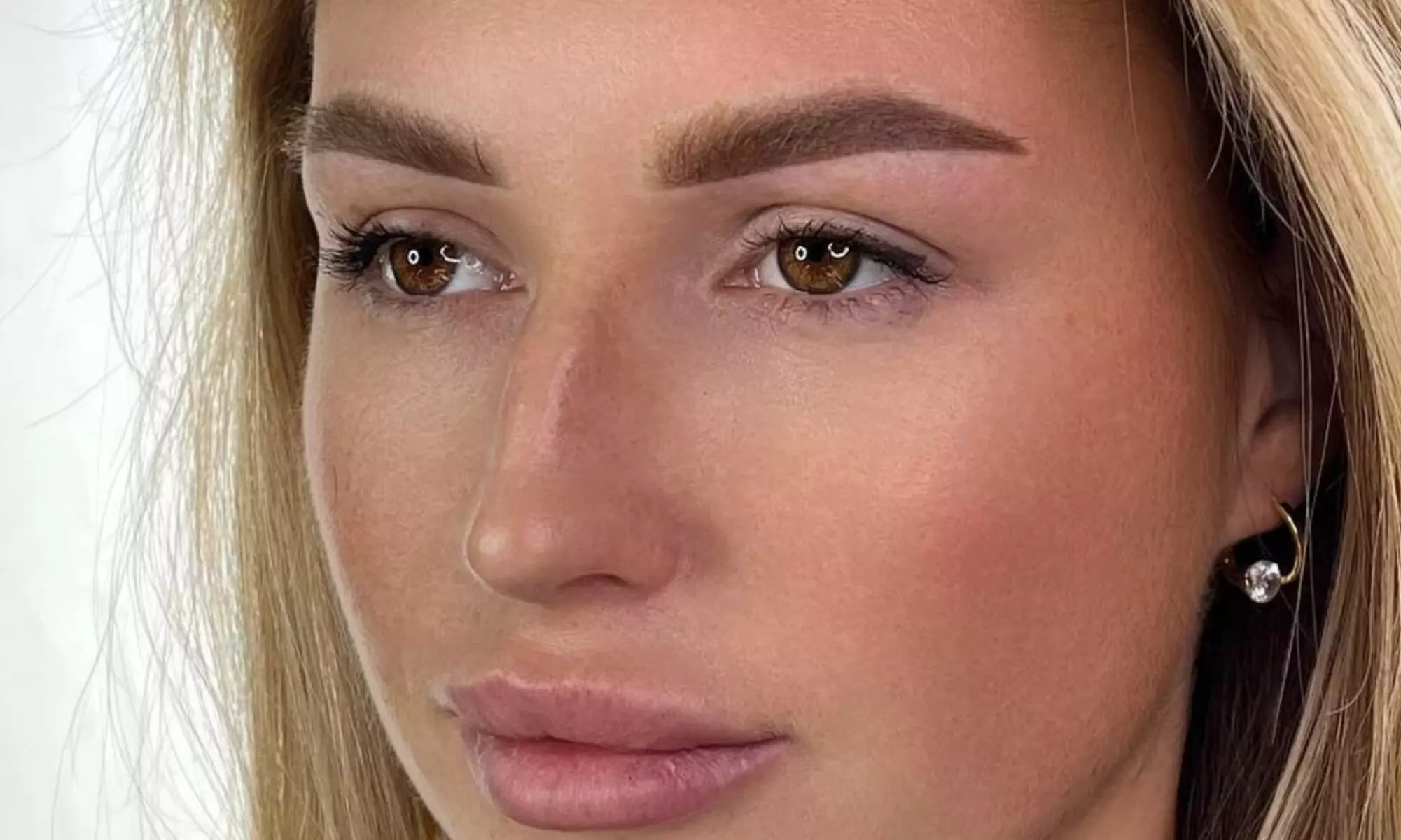 Choose Powder or Hair Stroke Microblading for Flawless Brows