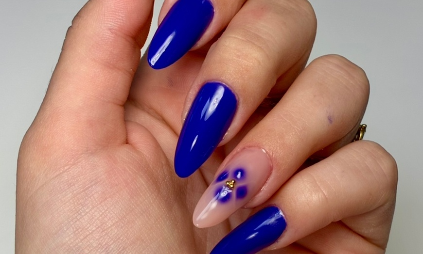 Image 2: Beauté des mains et du regard chez Elvina Beauty à Béziers