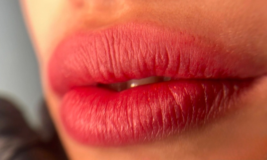 Image 2: Get a New Look: Lip Blush Boost Effect, Touch Up or Color Correction