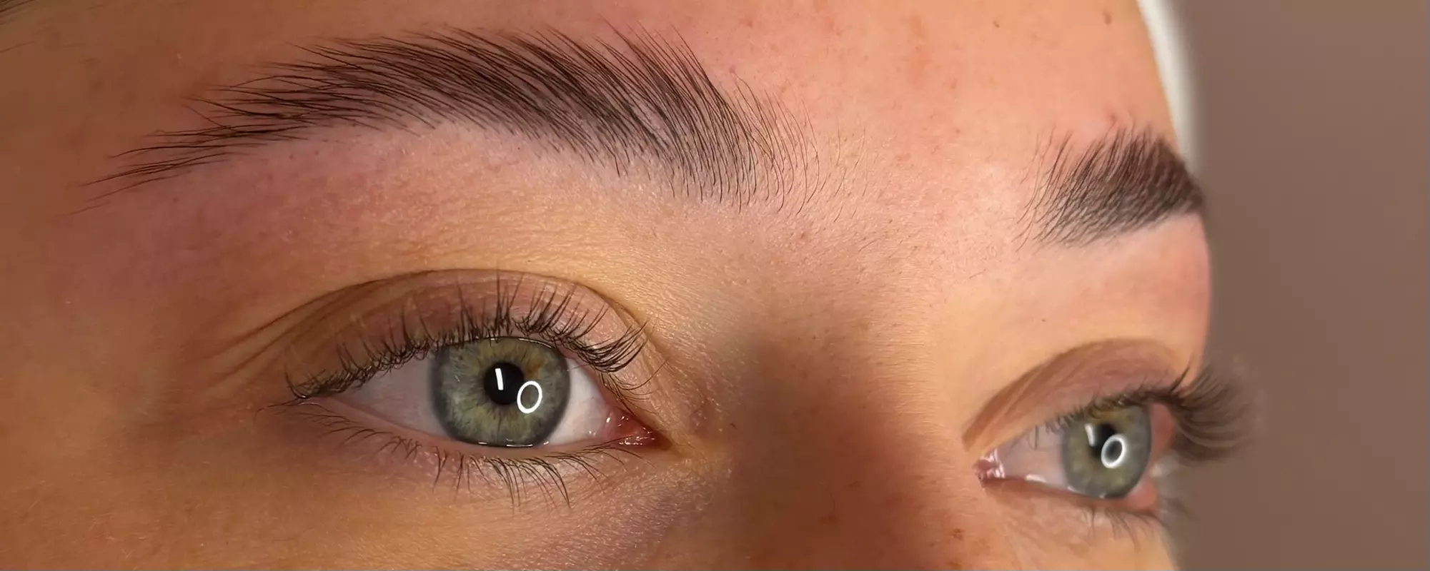 Wimpern- und/oder Augenbrauen-Lifting inkl. Färben für 1 Person