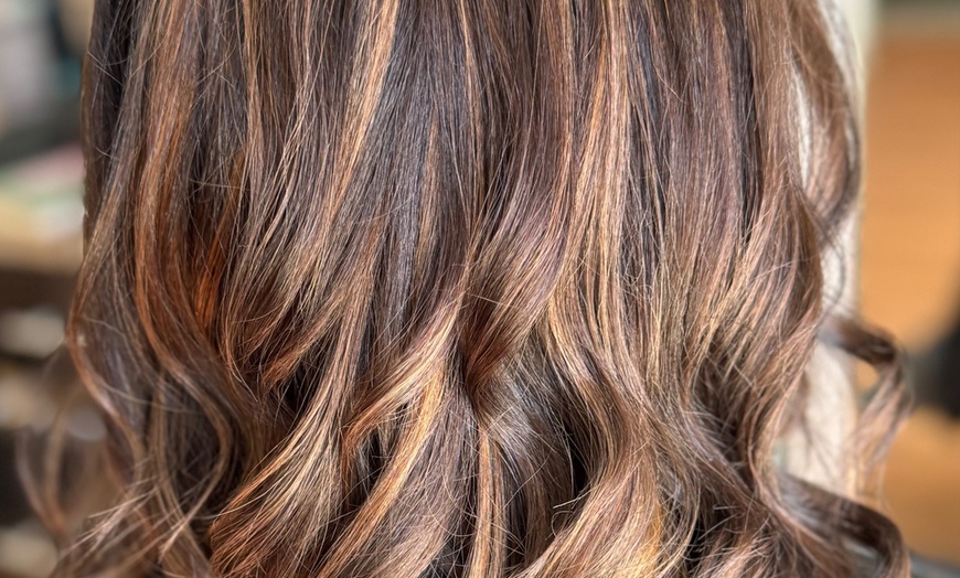 Image 1: Unleash Your Inner Glam with a Stunning Hair Makeover! 