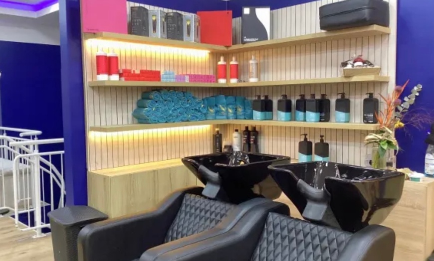 Image 5: Haarschnitt inkl. Waschen & Föhnen opt. mit Färben inkl. Heißgetränk