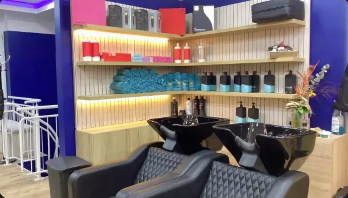 Haarschnitt inkl. Waschen & Föhnen opt. mit Färben inkl. Heißgetränk