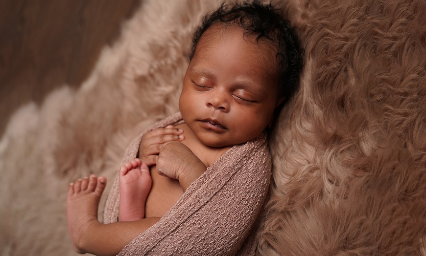 Image 5: Newborn Photoshoot with Prints