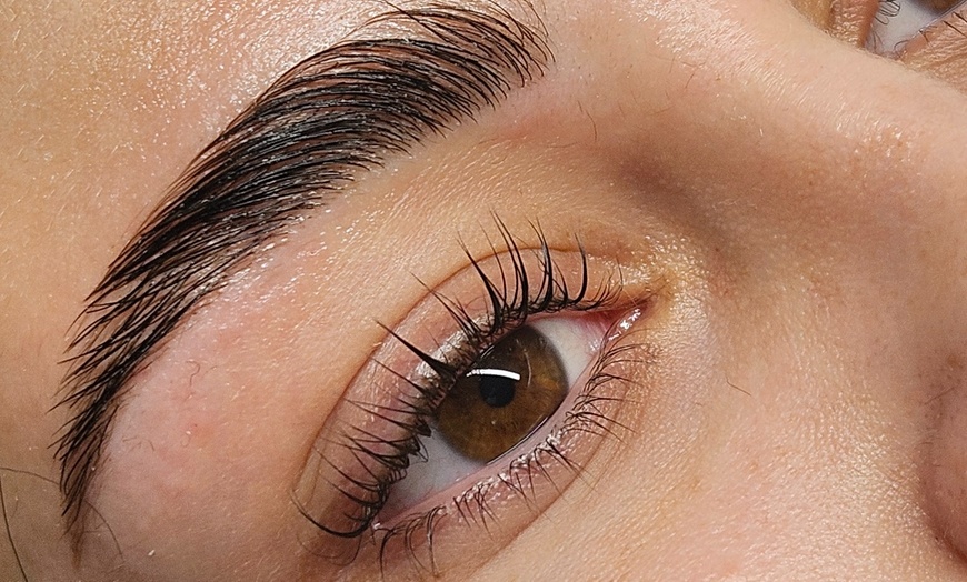 Image 2: Épilation des sourcils et autres soins avec Lia Beauty