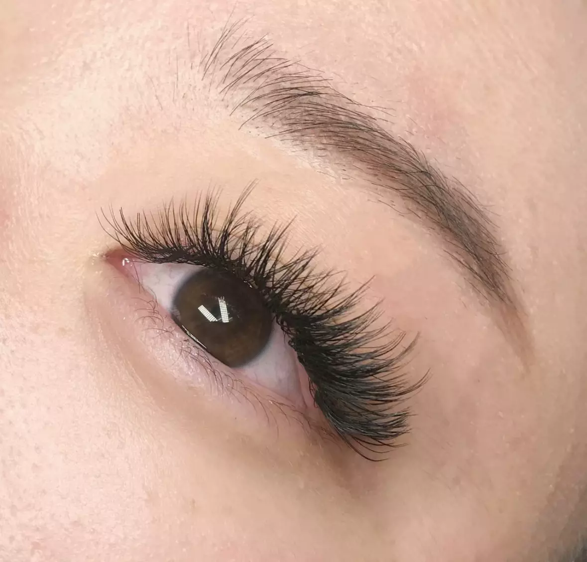 Transform with Russian Classic / Hybrid Full Set Eyelash Extensions