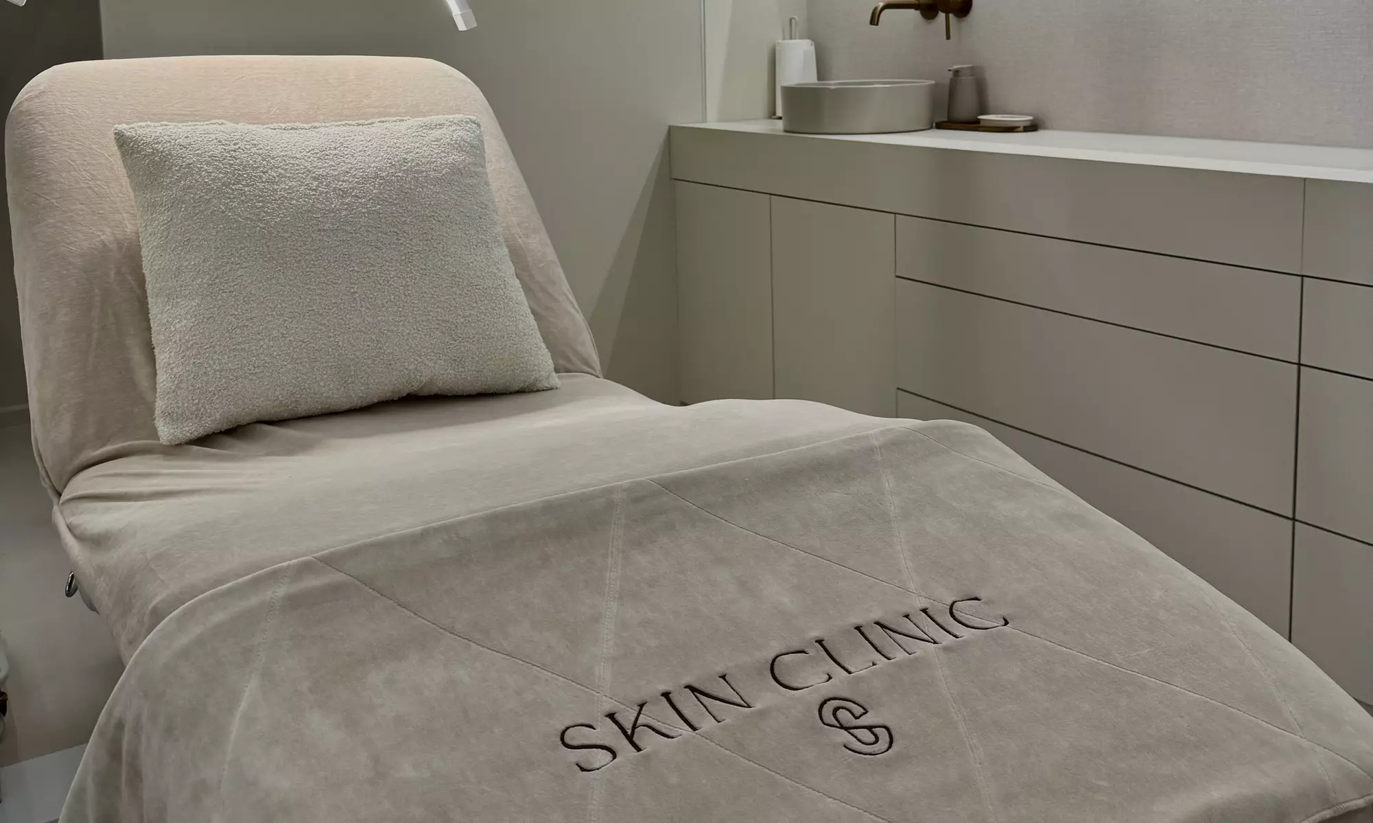 Liftingujący zabieg urządzeniem INNARI® na wybrane partie i całą twarz