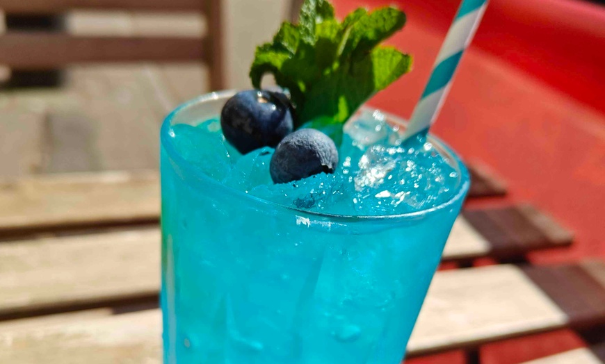 Image 2: Enjoy with Mini Celebration or Cocktail & Vibes w/ Prosecco and Games