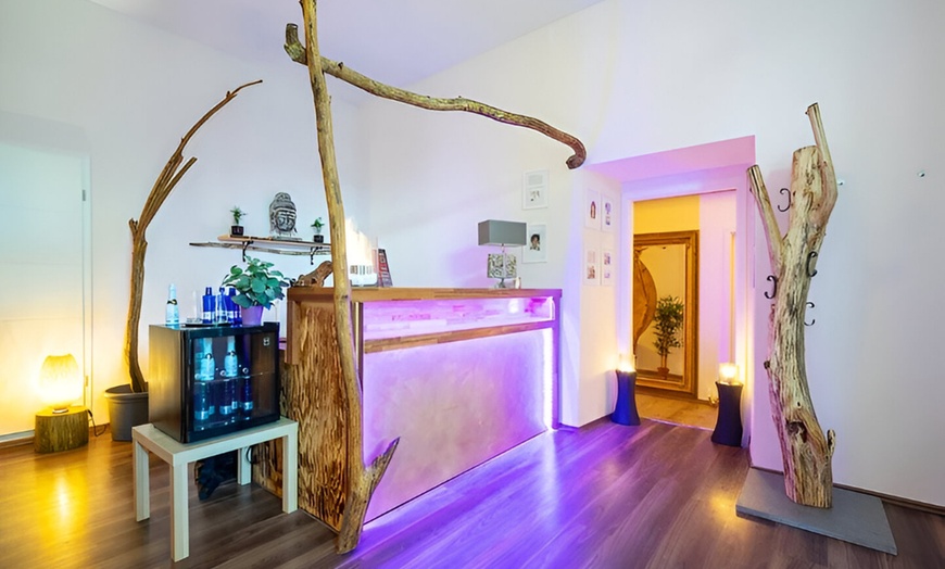 Image 1: 90 Minuten Beauty & Wellness Paket inkl. Sekt für 1 Person