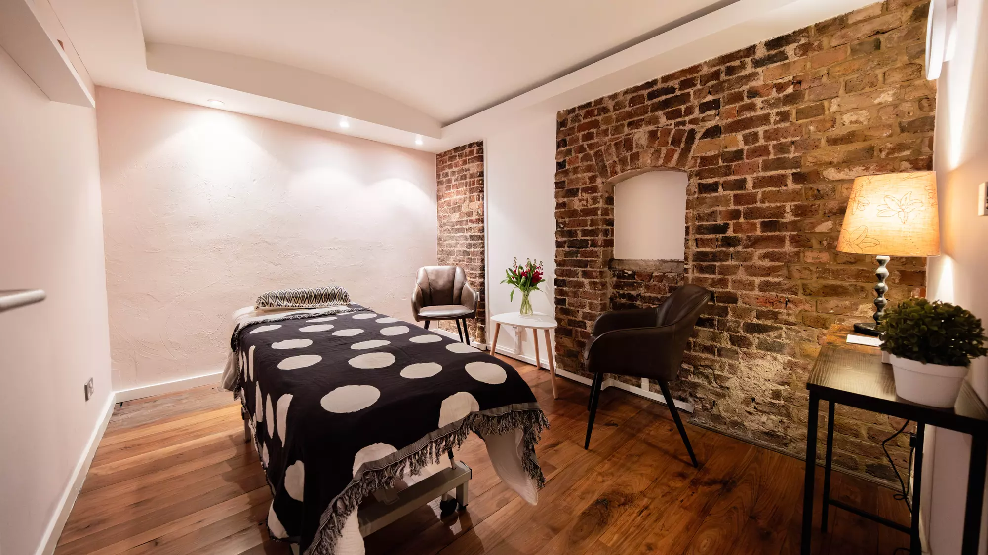 Glow & Renewal: Gua Sha Facial — 60 or 75 Minute Session