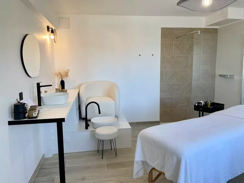 Beauté des mains et / ou pieds et vernis semi-permanent avec Aime Toi (jusqu'à 40% de remise) - Primary Image