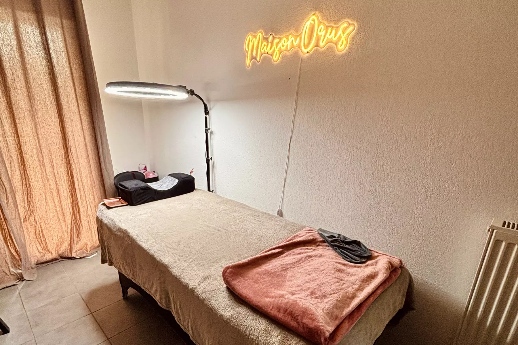 Sourcils disciplinés et redessinés à la Maison Orus