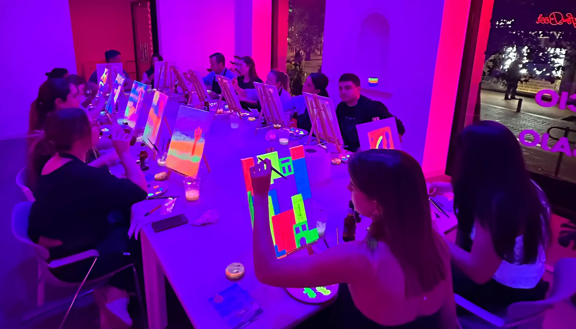 Despierta tu creatividad en Clase de arte con pintura neón