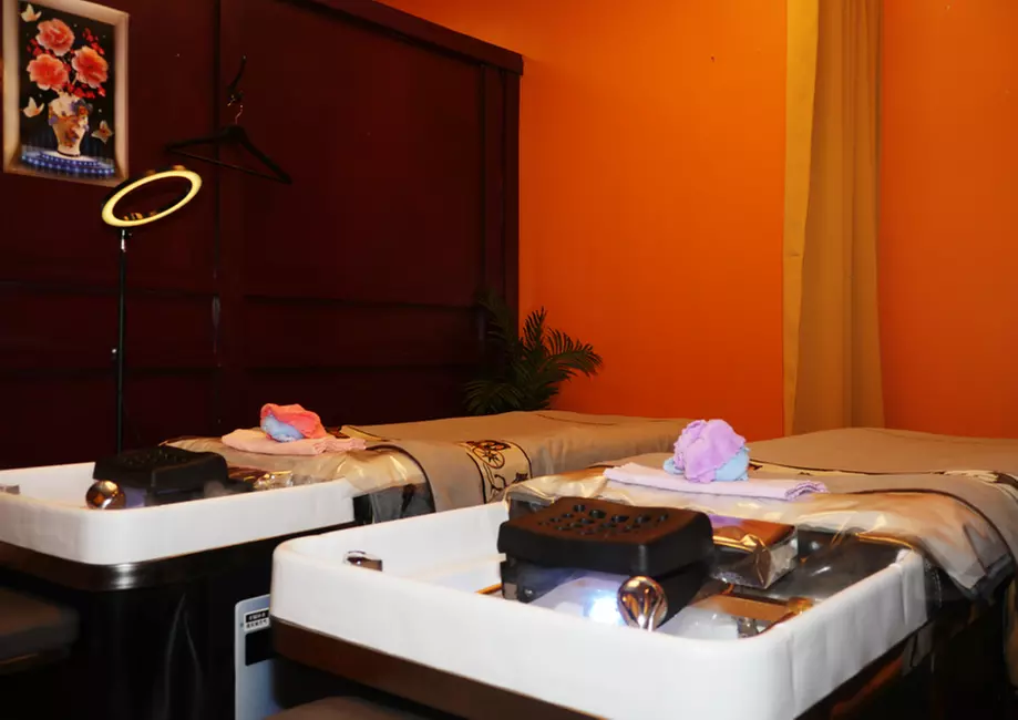 Unwind with a 60-Minute Dry Scalp or Water Head Massage 