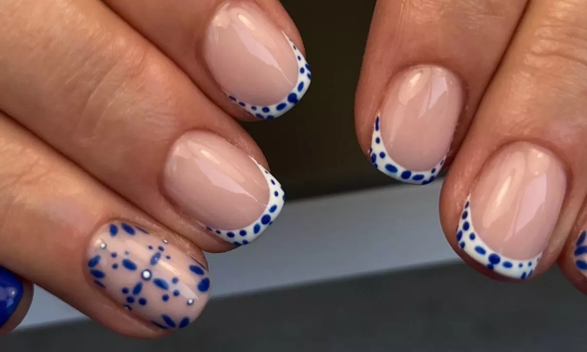 Beauté des mains russe avec vernis semi permanent ou rallongement gel