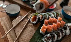Zestawy sushi na wynos dla 2 lub 4 osób w Ikeda Sushi (do -35%)