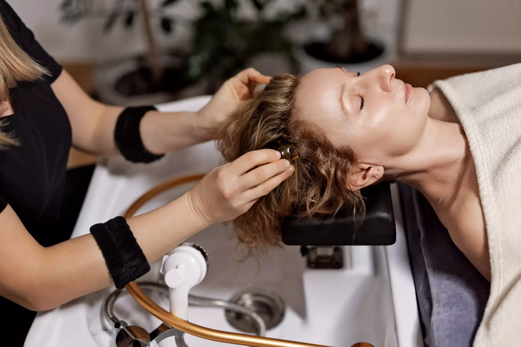 Masaż Head & Spa dla kobiet i mężczyzn: masaż barków, twarzy, pielęgnacja skóry głowy i więcej (do -26%) - Image 4