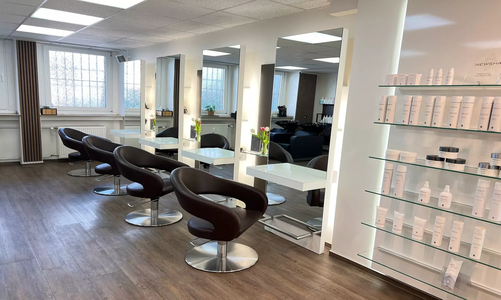 Damen-Haarschnitt mit Augenbrauenpflege oder Ansatzfarbe