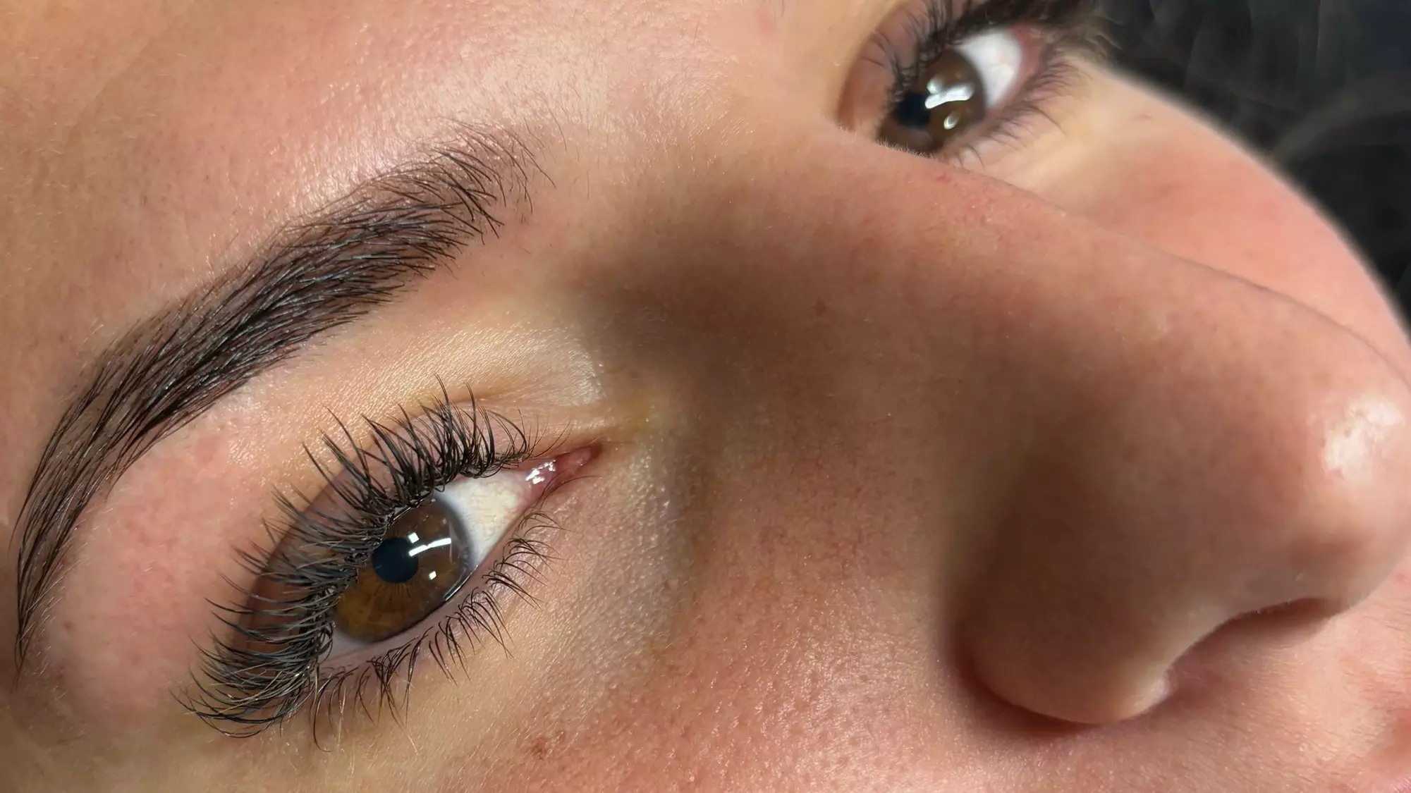 Extensiones de pestañas efecto rímel o 4D con opción cejas para 1