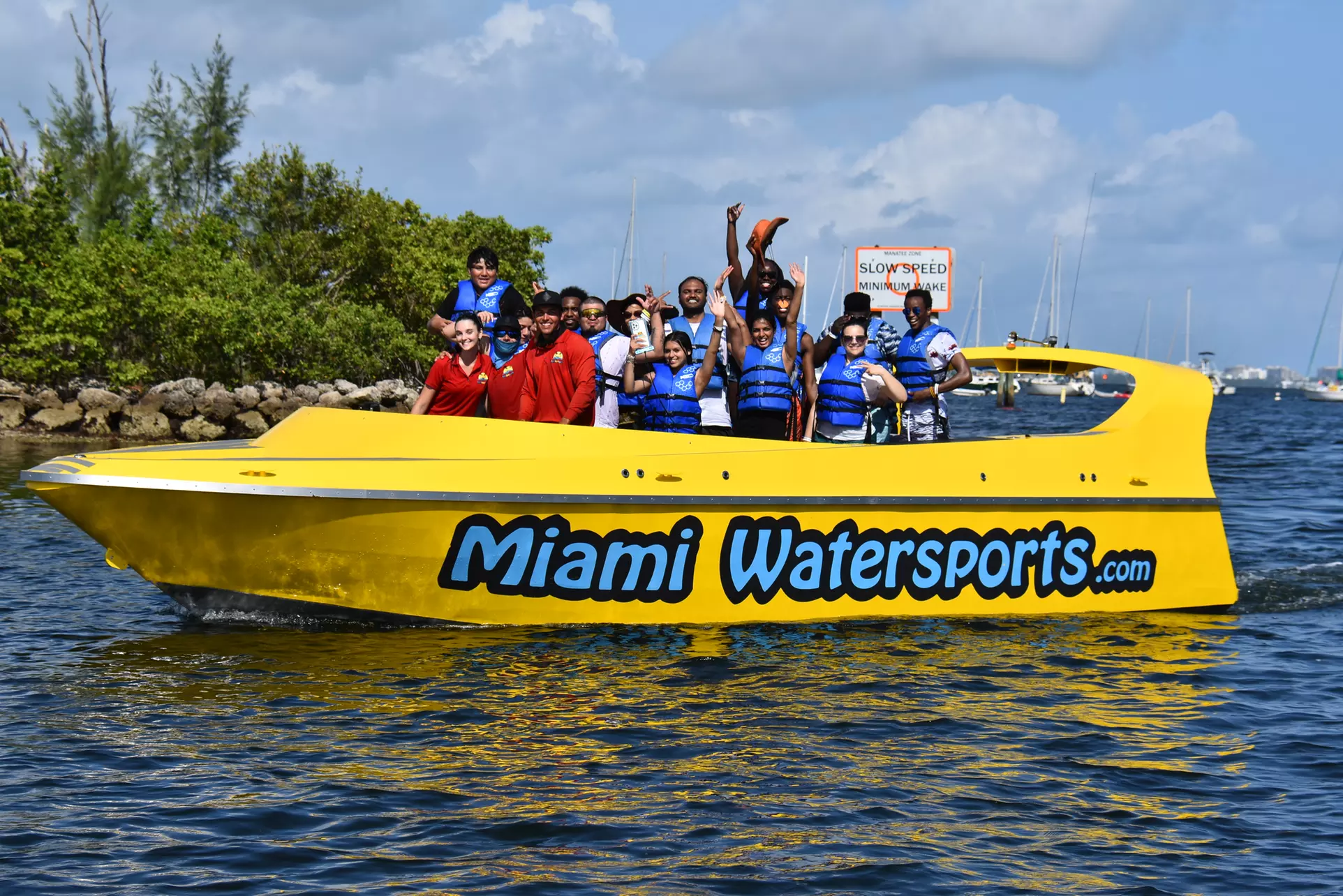 Enjoy Parasailing and Speedboating Adventure 