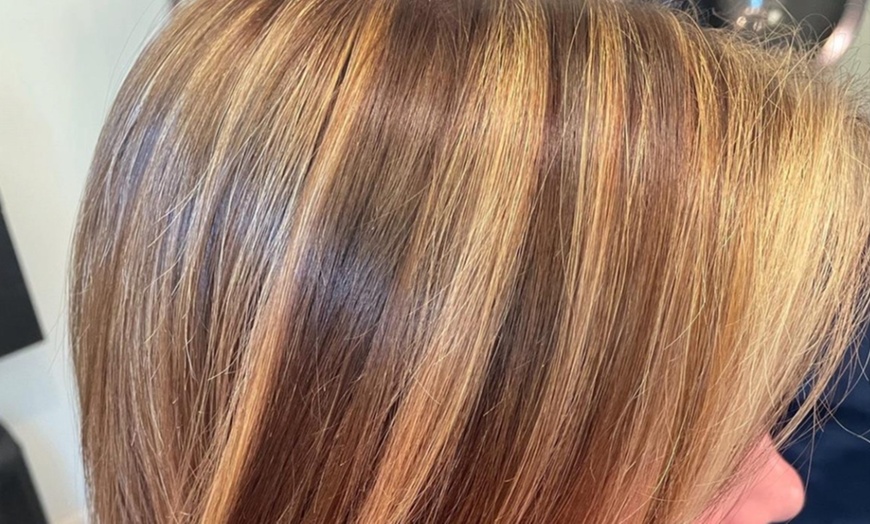 Image 4: Get Haircut, Condition, Blowdry, Highlights, Single Process