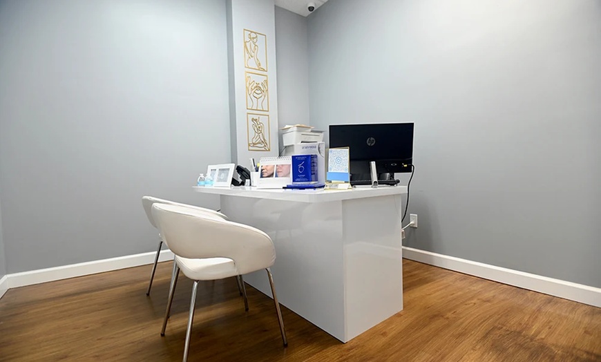 Image 2: Achieve a Youthful Glow with 20, 40, or 60 Units of Daxxify