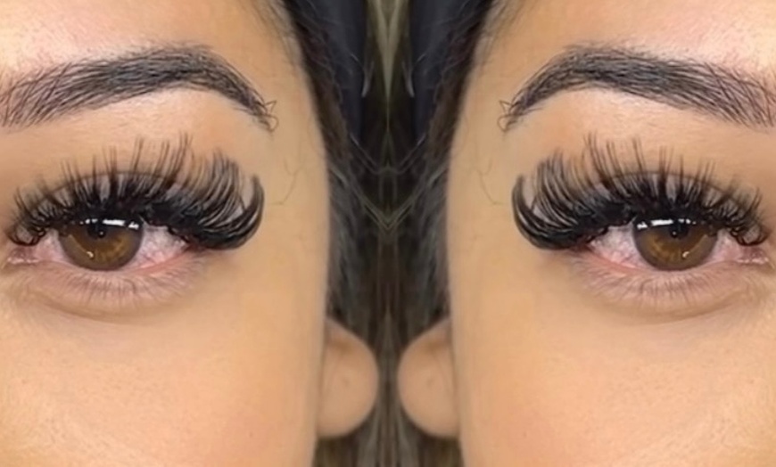 Image 2: Full Set of Eyelash Extensions with 3D or 6D Volumes and Two Week Fill