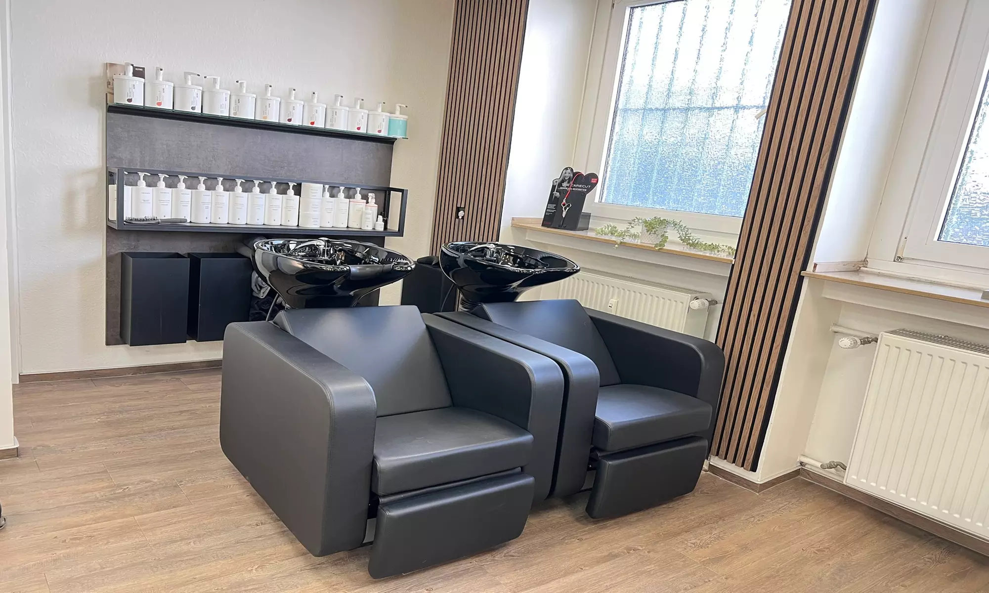 Damen-Haarschnitt mit Augenbrauenpflege oder Ansatzfarbe