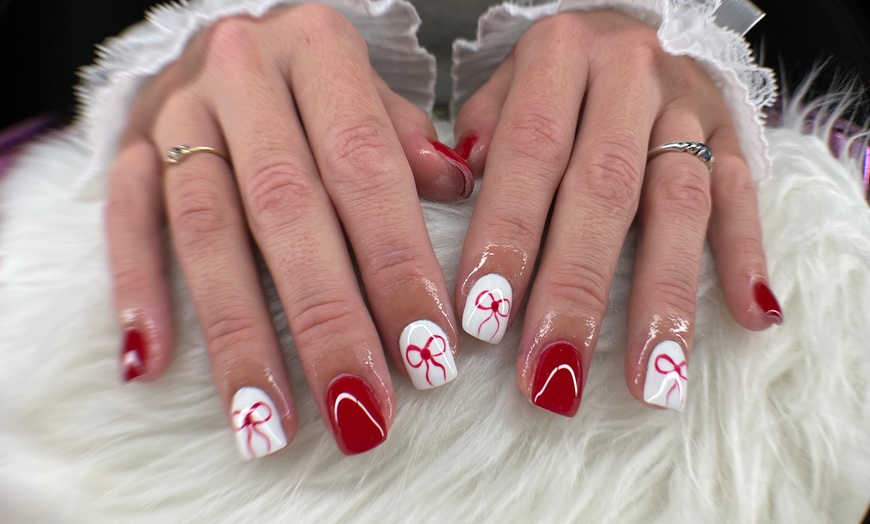 Image 5: Pose de vernis à ongles ou capsules mains et/ou pieds