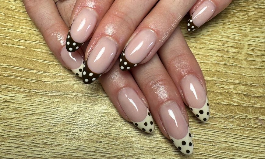 Image 1: Beauté des mains et pose de gel à Grenoble avec Long Wah Clinic