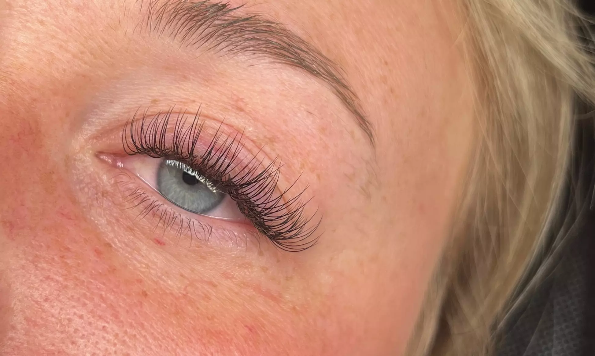 Full Set of Classic Eyelash Extensions for a Stunning Look 