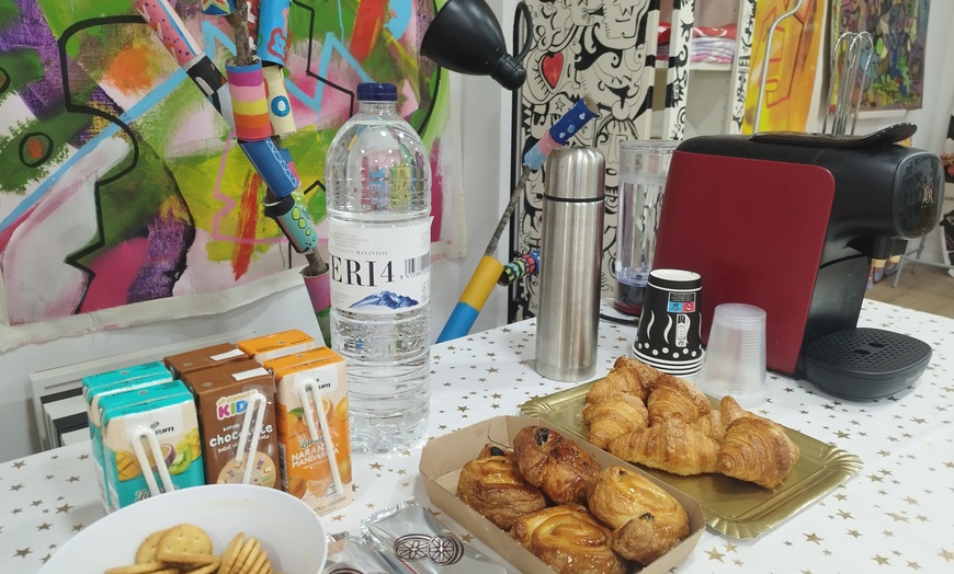 Image 1: Arte y desayuno con amigos: taller de pintura creativa de 2h con desayuno y materiales incluidos para 1, 2 o 4 personas