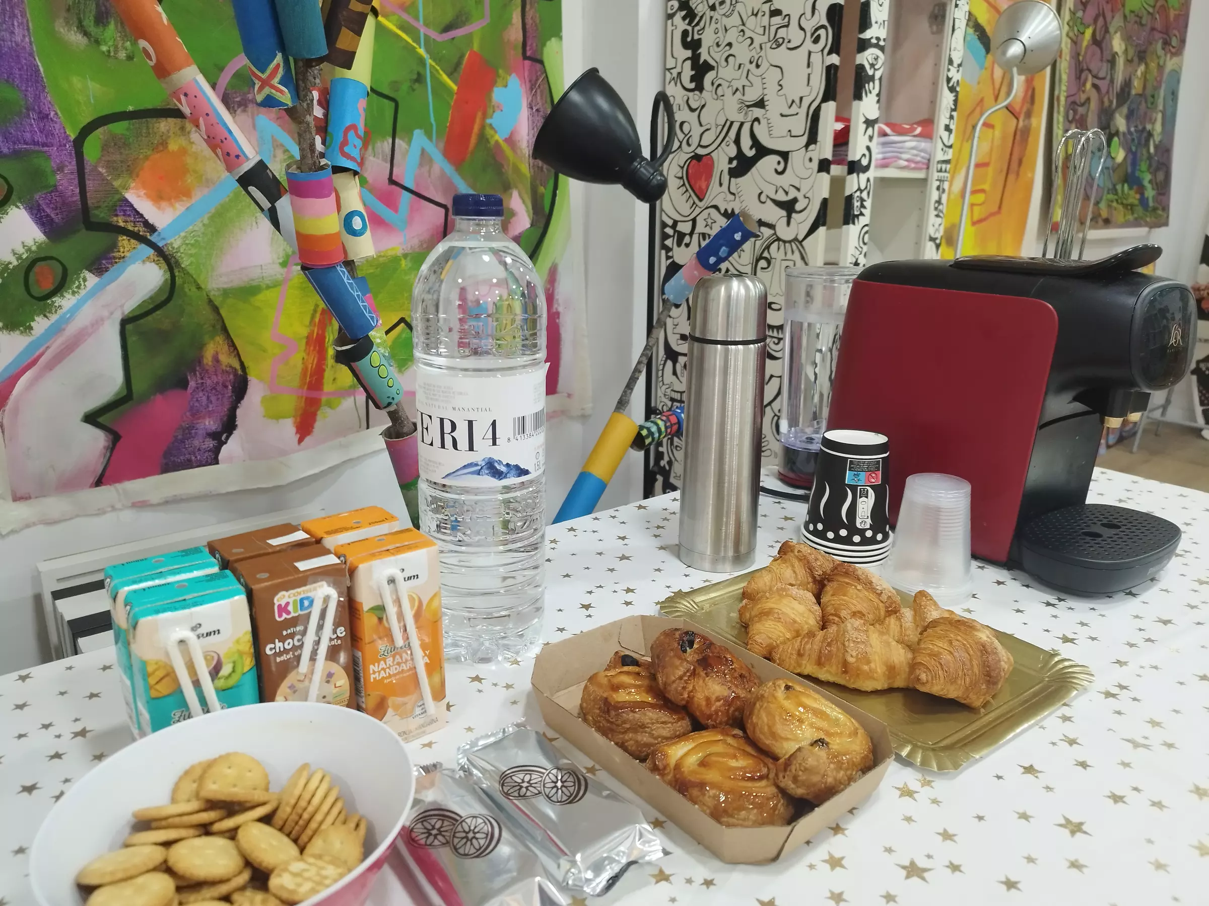 Arte y desayuno con amigos: taller de pintura creativa de 2h con desayuno y materiales incluidos para 1, 2 o 4 personas