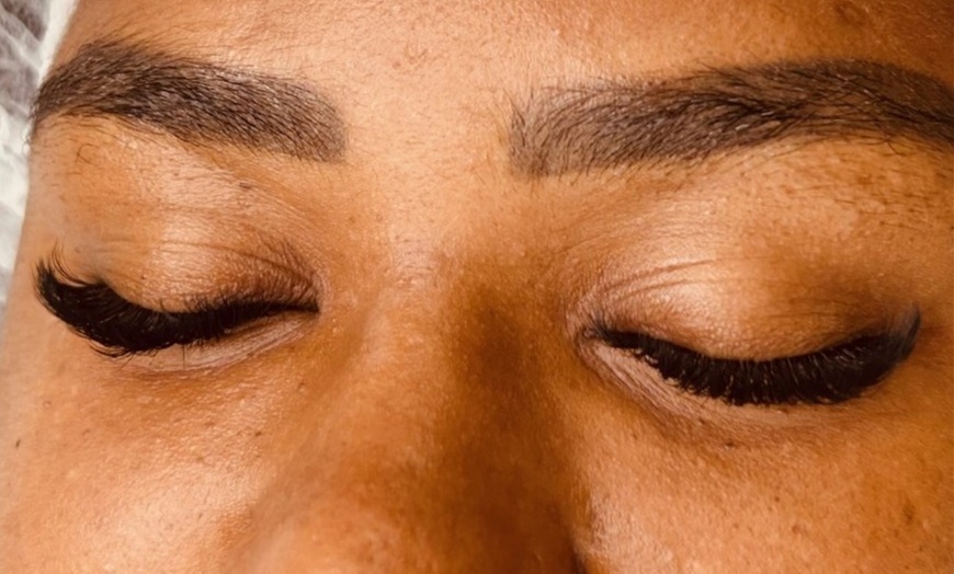 Image 3: Pose de cils personnalisée pour sublimer chaque regard