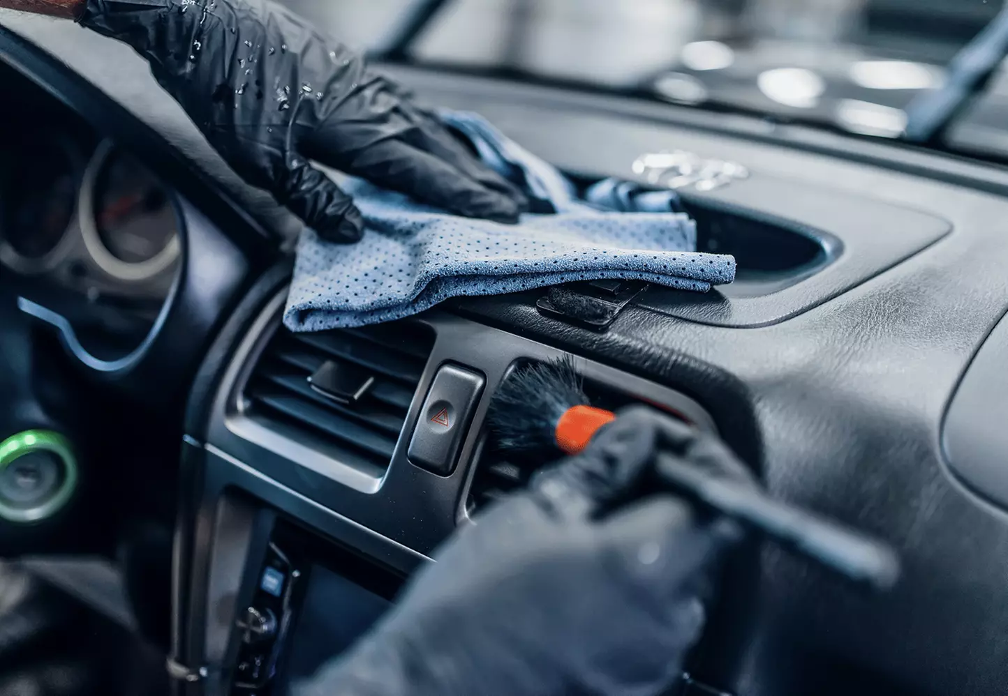 Nettoyage auto professionnel : intérieur, sièges ou complet intérieur/extérieur (jusqu'à 38% de remise) - Primary Image