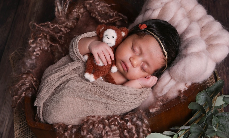 Image 5: Exclusive Bump and Baby Photoshoot Deal to Capture Memories