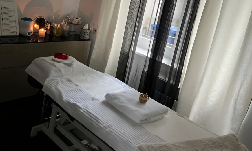 Image 2: 60 Min. Basis-Kosmetik optional mit Hautanalyse für 1 Person