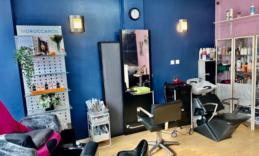 Image 3: Express HydraFacial Deep Cleanse Facial or Deluxe HydraFacial Package