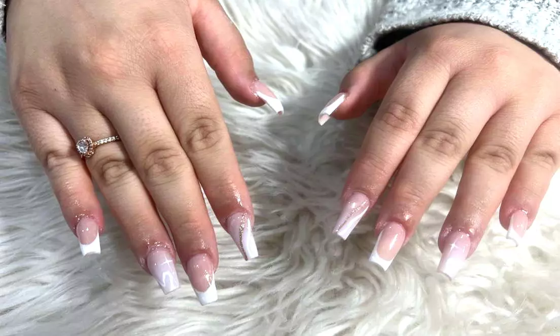 Golden rose nails for a stunning new look