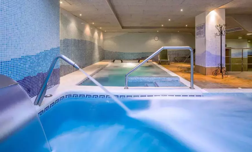 Image 1: Circuito spa en pareja con masaje, mascarilla y aceites esenciales