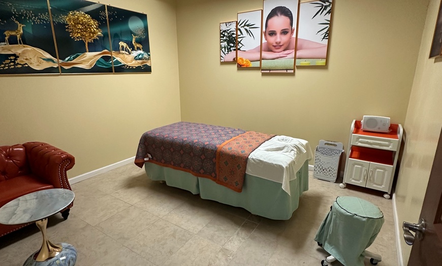 Image 5: Upgraded Full-Body Massage: Deep Tissue, Hot Stones & Essential Oils
