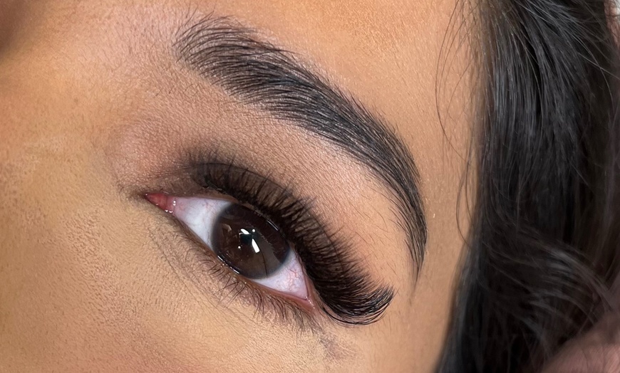 Image 2: Extensions de cils : réveillez la magie de votre regard
