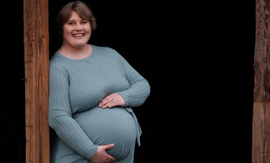 Image 5: Outdoor maternity photography session options for a fun shoot