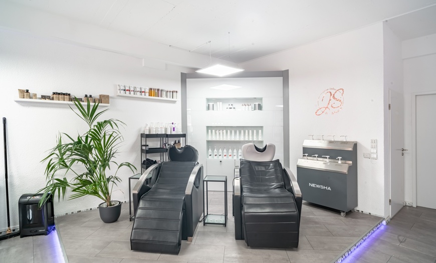 Image 3: Bis zu 40% Rabatt auf den Haarschnitt bei Js Hair And Beauty